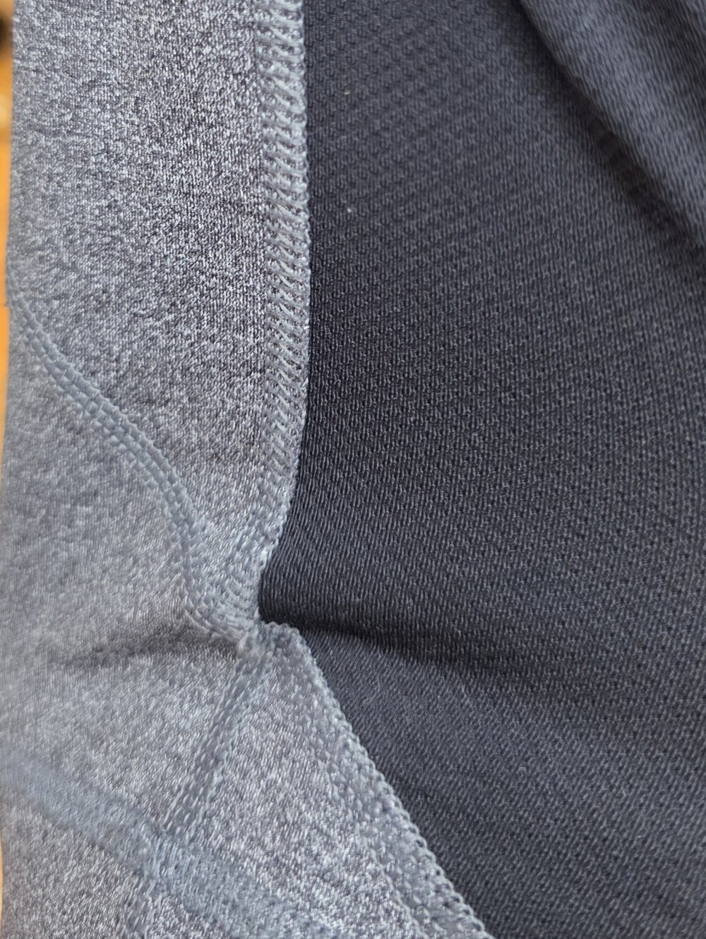 lululemon athletica Heather Gray Capri Leggings with Black Mesh Insets Sz 2 - Picture 7 of 10